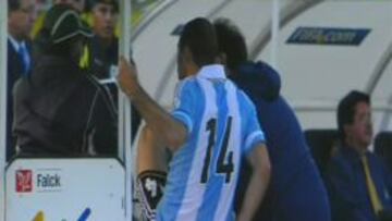 Javier Mascherano, en el momento de agredir al camillero.