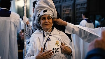 Una persona antes de la procesión de Nuestro Padre Jesús de La Salud y María Santísima de Las Angustias, conocida como la de Los Gitanos, en la Parroquia de Nuestra Señora del Carmen y San Luis Obispo.