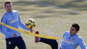 A TOPE. Correa se ejercitó ayer como uno más en el entrenamiento del Atlético. En la imagen golpea un balón ante Saúl.