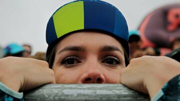 BOG201. MANIZALES (COLOMBIA), 11/02/2018.- Una mujer espera la premiación de la carrera Colombia Oro y Paz hoy, domingo 11 de febrero de 2018, en Manizales (Colombia). En una demostración de poderío en la escalada, el juvenil Egan Ber