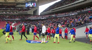 Los equipos salen al campo.