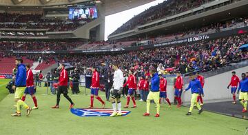 Los equipos salen al campo. 