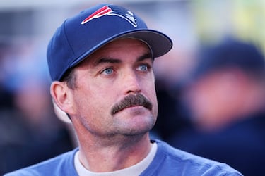 Keegan Bradley, golfista profesional, muestra con una gorra su apoyo a los New England Patriots. 