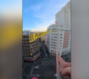 Una activista de Greenpeace se cuelga en una cuerda floja a 30m en plena Plaza España en Madrid: espeluznante