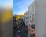 Una activista de Greenpeace se cuelga en una cuerda floja a 30m en plena Plaza España en Madrid: espeluznante