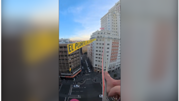 Una activista de Greenpeace se cuelga en una cuerda floja a 30m en plena Plaza España en Madrid: espeluznante