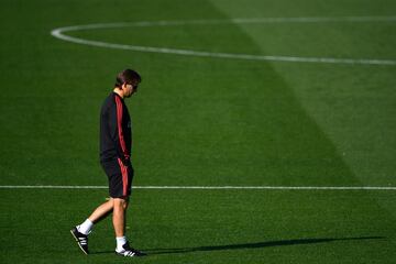 Julen Lopetegui pensativo en el entrenamiento del Real Madrid. 