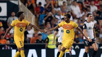 El delantero del FC Barcelona Lamine Yamal celebra con Alejandro Balde.