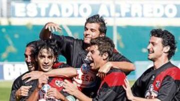 <b>DECISIVO. </b>Michel es felicitado por sus compañeros tras hacer el gol del triunfo rayista en Valdebebas.