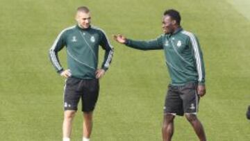 Essien dialoga con Benzema en un entrenamiento del Real Madrid previo a un partido de Champions de esta temporada.