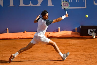 La cantera italiana es inagotable y no para de sacar proyectos de grandes tenistas. Es el caso de Cina. Seguidor de Novak Djokovic, le encanta Wimbledon. Ha ganado ya partidos en Masters 1.000, el año pasado en Miami y Madrid. Y jugó tres finales de Challengers. No ha debutado aún en Grand Slams. Le entrena  su padre, Francesco.