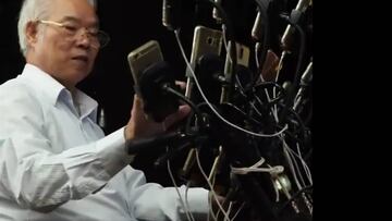 Este abuelo juega a Pok¨¦mon GO en bici con 15 m¨®viles a la vez