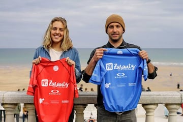 Los surfistas locales Nadia Erostarbe e Indar Unanue con las licras del evento.