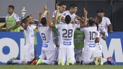 Los jugadores del Santos celebran despu&eacute;s de anotar un gol ante The Strongest.