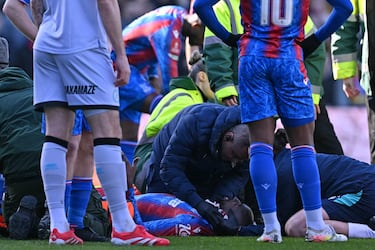 Escalofriante patada del portero Liam Roberts del Millwall de la Championship a Jean-Philippe Mateta jugador del Crystal Palace durante el encuentro de la FA Cup. Los servicios médicos atienden al futbolista en el terreno de juego. 