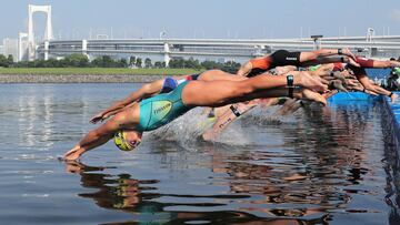 Imagen de la salida de la natación de la prueba de triatlón en el test olímpico de Tokio 2020 realizado en la zona de Odaiba, Tokio.