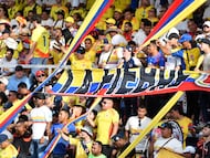BARRANQUILLA, COLOMBIA - JUNE 06: Fans of Colombia cheer during the FIFA World Cup 2026 South American Qualifier match between Colombia and Peru at Roberto Melendez Metropolitan Stadium on June 06, 2025 in Barranquilla, Colombia. (Photo by Gabriel Aponte/Getty Images)