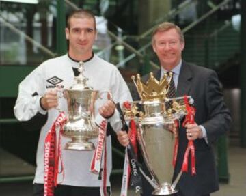 Alex Ferguson y Eric Cantona con la Copa FA y el Trofeo de la Premier League