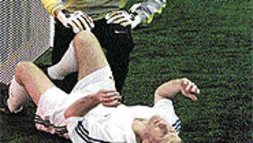 <B>RIVALIDAD MÁXIMA</B>. Butragueño se llevó un golpe en el partido contra el Barça. Busquets se acercó para interesarse por él.