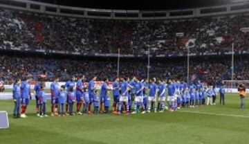 Los jugadores de ambos equipos llevan una camiseta de 'Cedominombre.com' con motivo del Día Mundial de las Enfermedades Raras. 