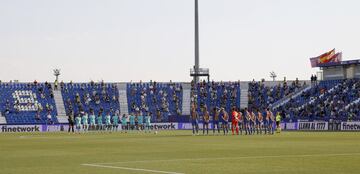 Los equipos durante el minuto de silencio. 