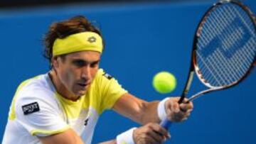 David Ferrer golpea un revés a dos manos en su debut en el Abierto de Australia frente al belga Olivier Rochus.