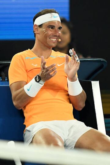 Rafael Nadal disfrutando del partido de exhibición.