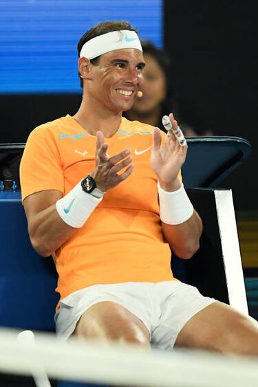 Rafael Nadal disfrutando del partido de exhibición.