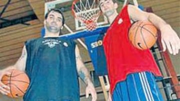 <b>VENTAJA. </b>La canasta, muy cerca para Varda y Sinanovic.