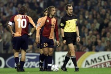 El colegiado alemán Hellmut Krug ha señalado penalti. Batistuta le protesta, y Totti se encamina como capitán a discutir la decisión tomada