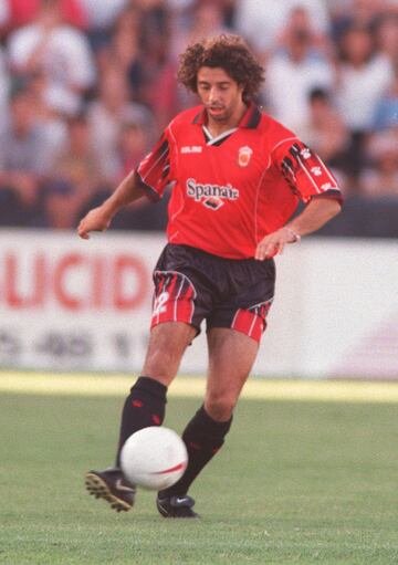 Defendió la camiseta del Mallorca la temporada 1997-98. Jugó con el Real Madrid cuatro temporadas desde 1998 hasta 2002.
