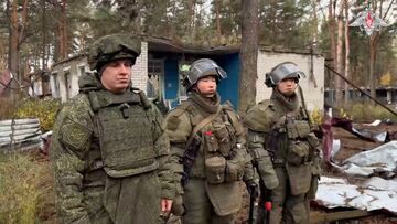 Russian and North Korean soldiers stand during demining training in the Kursk region, in this still image taken from a video released on November 14, 2025. Russian Defence Ministry/Handout via REUTERS ATTENTION EDITORS - THIS IMAGE HAS BEEN SUPPLIED BY A THIRD PARTY. NO RESALES. NO ARCHIVES. MANDATORY CREDIT. WATERMARK FROM SOURCE.