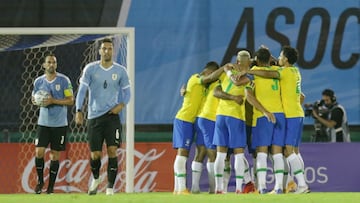 Soccer Football - FIFA World Cup 2022 South American Qualifiers - Uruguay v Brazil - Estadio Centenario, Montevideo, Uruguay - November 17, 2020  Brazil&#039;s Richarlison celebrates scoring their second goal with teammates as Uruguay&#039;s Rodrigo Benta