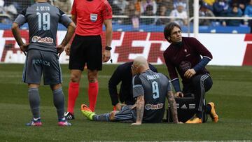 Guidetti, siendo atendido por los médicos en Riazor.