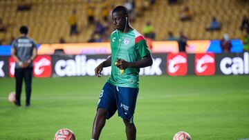 Marino Hinestroza hace el calentamiento antes de un juego con Pachuca.