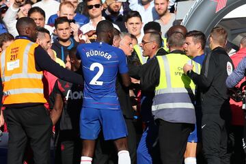 Marco Ianni, técnico asistente de Maurizio Sarri en el Chelsea, celebró el gol de Barkley que significó el empate en el marcador entre Chelsea y Manchester United de forma efusiva enfrente de Mourinho, que entró en cólera.
