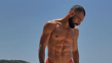 Salah arrasa en redes con su nuevo look y sus abdominales: “Un ejemplo de que los hombres mejoran con la edad”