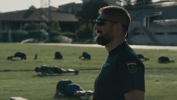 Pelayo Gayol, instructor GEO, señala lo imprescindible que lleva en sus bolsillos a diario: “Es básico”