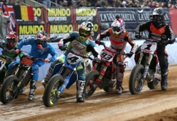 El piloto español Marc Márquez se impuso al estadounidense Jared Mees en la Superfinal de la segunda edición del Superprestigio 'Dirt Track' de Barcelona.