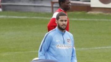 Los cinco jugadores que quedan trabajan el toque y la posesión