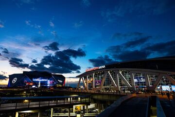 Estamos a pocas horas de que arranque el Super Bowl en el Mercedes-Benz Stadium y aquí te presentamos postales del recinto.