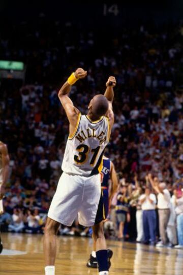 Celebrando un triunfo en las finales de Conferencia del 94 ante los Knicks en el Market Square Arena de Indianápolis. Fueron las primeras de sus 6 participaciones en la penúltima ronda. Sólo una vez alcanzaró las Finales con sus Pacers (las de 2000, cayendo 4-2 ante los Lakers).