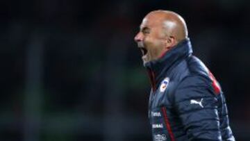 Sampaoli ha tenido un buen pasar con la Roja dentro de la cancha pero conflictivo fuera de ella.