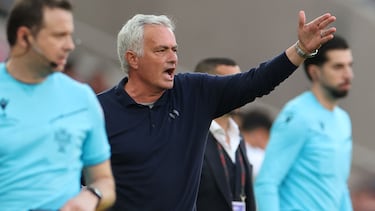 SL Benfica's Portuguese head coach Jose Mourinho gestures on the touchline during the Portuguese League football match between SL Benfica and Moreirense FC at Luz Stadium in Lisbon on April 25 , 2026. (Photo by PATRICIA DE MELO MOREIRA / AFP)