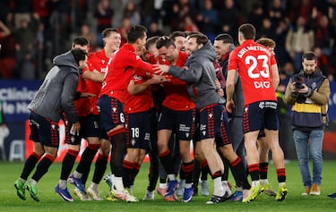Los jugadores del Osasuna celebran la victoria 'in extremis' ant el líder.
