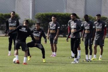 Los jugadores de la selección peruana de fútbol durante una práctica a puerta cerrada en el Centro Deportivo Azul.