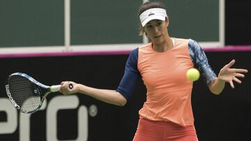 La tenista española Garbiñe Muguruza en acción durante una sesión de entrenamientos en Ostrava, antes de la eliminatoria de Copa Federación ante la República Checa.
