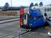 Deja su coche en la vía del tren y lo que hace después es el fail del año: 100.000$ ha costado