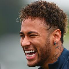 Neymar looking confident, says Brazilian teammate Fernandinho