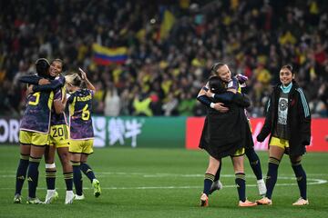 Colombia's defender #20 Monica Ramos (2L) and teammates celebrate at the end of the Australia and New Zealand 2023 Women's World Cup round of 16 football match between Jamaica and Colombia at Melbourne Rectangular Stadium, also known as AAMI Park, in Melbourne on August 8, 2023. (Photo by WILLIAM WEST / AFP)